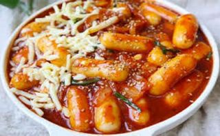 Tteok con salsa piccante al formaggio