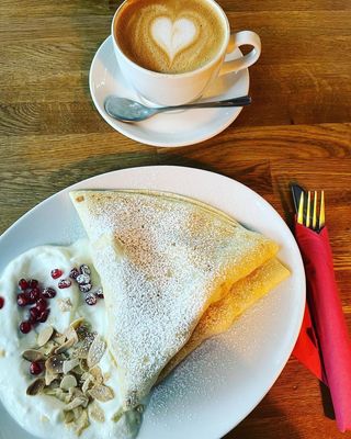 Naleśniki z konfiturą wiśniową