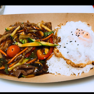 Wok de ternera, huevo frito y arroz jazmín