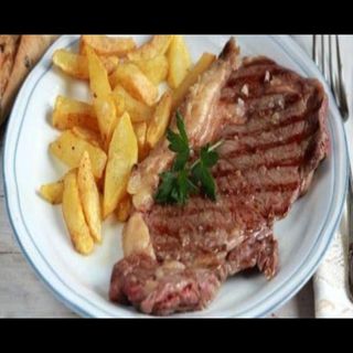 Bistec De Ternera Con Patatas Deluxe Y Coca-Cola Sabor Original botella 2L.