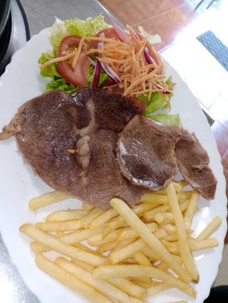 Bistec De Ternera Con Ensalada, papas Fritas o arroz