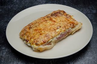 Palačinka kačkavalj, pršuta, pavlaka