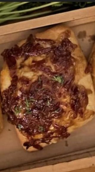 Pan De Ajo Con Mermelada De Bacon Y Queso