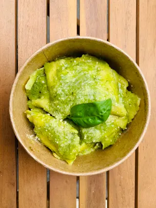 Ravioli di ricotta e spinaci con pesto