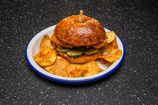 Сочен пилешки бургер и хрупкав картофен чипс с пушена паприка (400г)