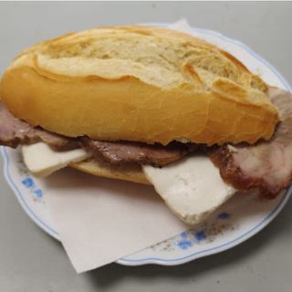 Bocadillo pata asada + queso fresco
