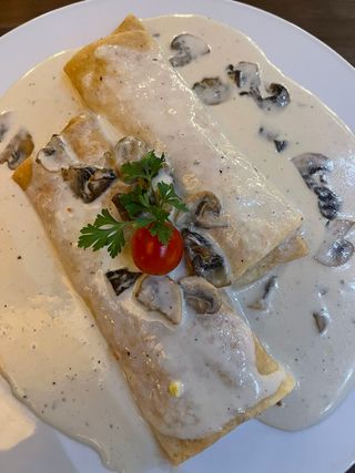 Slane palačinke u sosu od šampinjona