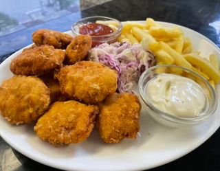 Nuggets de pui cu cartofi prăjiți, salată de varza și sos alb