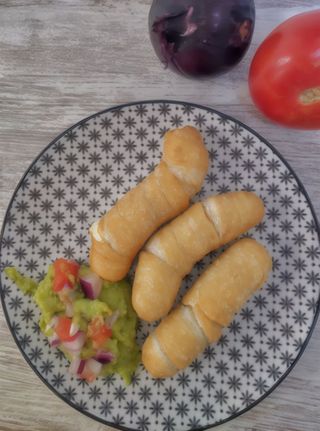 Tequeños de queso con guacamole