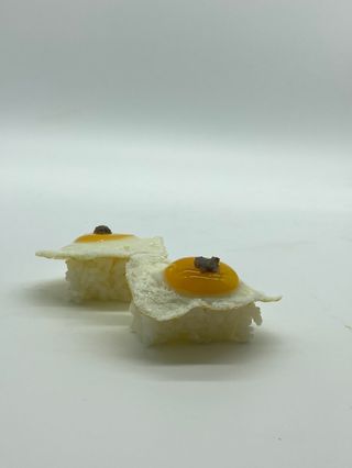 37. Nigiri De Huevo De Codorniz Con Trufas (2 Pzas.)