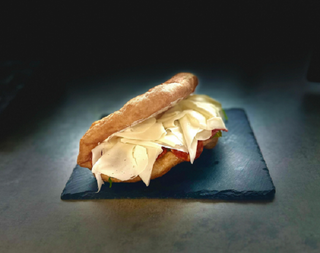 Scoverga cu crema de branza, salam chorizo si mozzarella