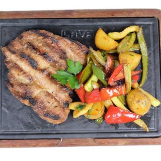 Свинска вратна пържола с фритирани зеленчуци (350г)