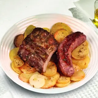 Costilla Asada Con Chorizo Criollo y Patatas