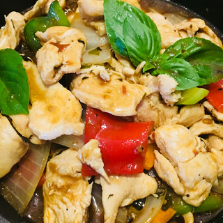 176-Pollo con ajo y salsa albahaca Thai