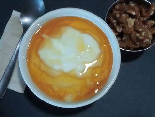 Yogur de miel con nueces y pasas
