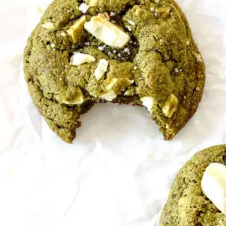 Cookie sin gluten té Matcha con pistacho rellena crema de pistacho