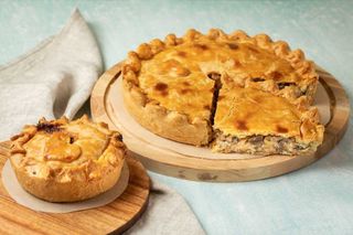 პეროგი "ჟულიენი" ქათმით, სოკოთი და ნაღების სოუსით (12 სმ, 330 გრ)