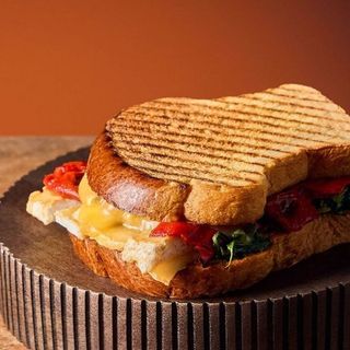 Tost brioche - camembert + grillowana papryka + szpinak