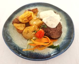 Muschi de vita cu sos gorgonzola si cartofi cu rozmarin