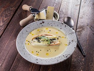 Суп з запеченим сиром брі 