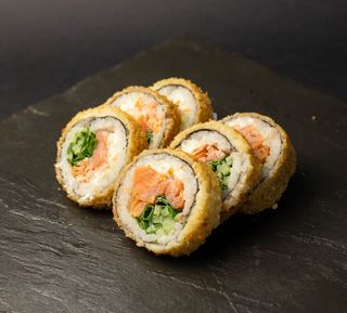 Смажений рол з копченим лососем (6шт/150г)