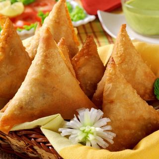 SAMOSA DE POLLO 3 UNIDADES CON PATATAS