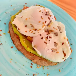 Tosta de Abacate e Ovo Escalfado