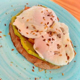 Tosta de Abacate e Ovo Escalfado