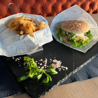 Hamburger cu crispy de pui si cartofi prajiti