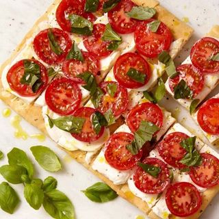Focaccia con tomate y mozzarella