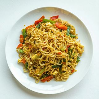 Spaghete prajite cu legume, curry si ou