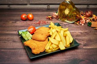 Snitel de porc cu cartofi prajiti