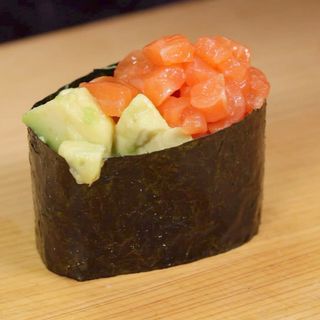 225-Gunkan De Salmón Y Aguacate (2 Uds.)