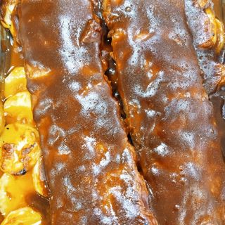 Costillar al horno BBQ