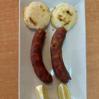 CHORIZO CON AREPA