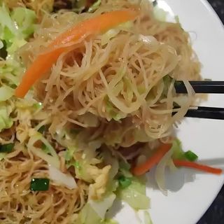155. Fideo de arroz frito con verdura