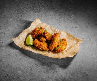 ქათმის ფრთები ტკბილცხარე სოუსით