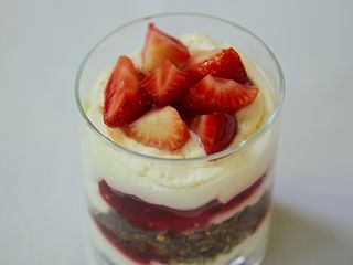 Стакан з вершково- шоколадним кремом, ягодами та гранолою