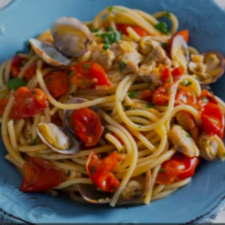 Espagueti Con Almejas Macchiato Y Tomate