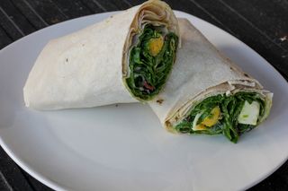 Салат "Шпинатный" в лаваше (1 пор.)