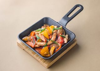 Горячая сковорода с курицей