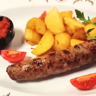 Едро кълцана наденица