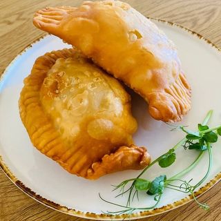 Чебурек з мʼясом