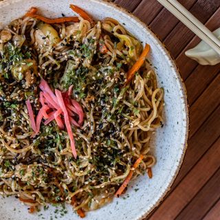YAKISOBA DE FRANGO