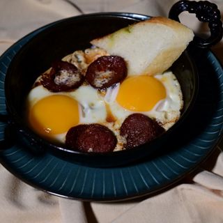 შემწვარი კვერცხი თურქული ძეხვით