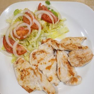Pechugas De Pollo Con Ensalada