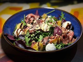 САЛАТ З ХАМОНОМ ТА КРЕМ-БОЛАМИ (330g)