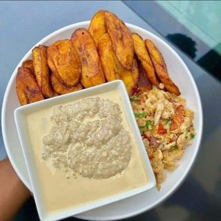 Pap/custard served with fried plantains 