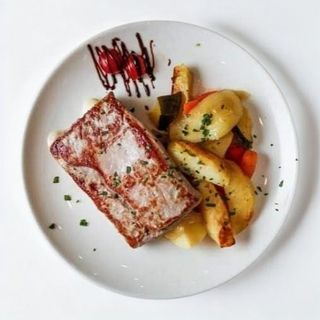 Punjeni lungić s pršutom i sirom+pomfrit