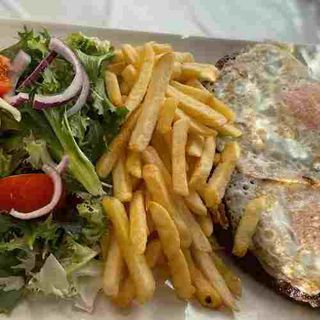 2 Hamburguesas, 2 Huevos, Patatas y Ensalada